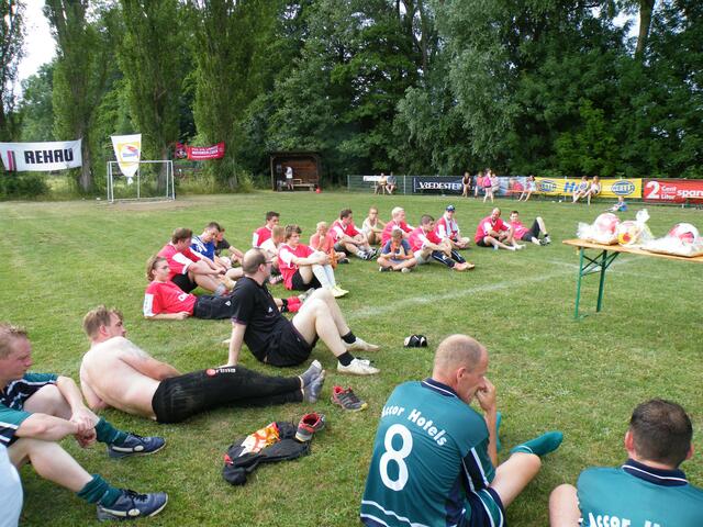 54. Die Akteure warten auf die Siegerehrung.