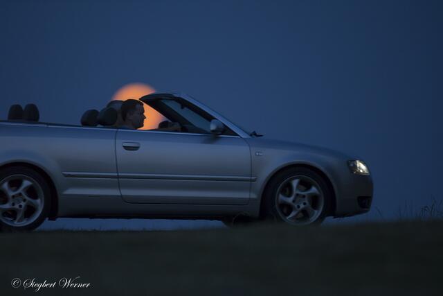 Oben ohne: Im Cabrio durch die Vollmondnacht. | Foto: Siegbert Werner