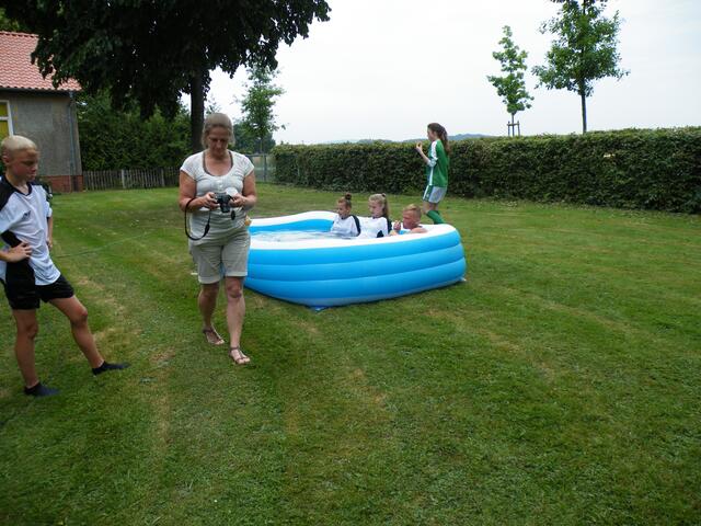 22. Nach dem Spiel - ersehnte Abkühlung im Pool.