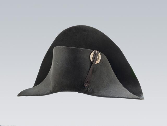 Hut Napoleons
Filz, Seide, Holz, Rosshaar, Hutmacher Poupard et Delaunay, Paris, um 1811/1812
Musée de l´Armée Paris  – Hôtel national des Invalides | Foto: © bpk | RMN - Grand Palais | Paris, Musée de l'Armée | Christophe Chavan