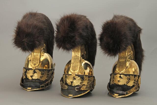 Helme für Offiziere der Garde du Corps: Metall, Leder, Textil, 1814, Bayerisches Armeemuseum,
Inv. Nr. B 423, 426, 434 | Foto: © Bayerisches Armeemuseum, Ingolstadt