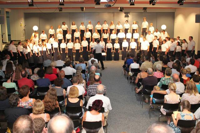 Trotz tropischer Temperaturen war das Forum im Gymnasium bis auf den letzten Platz gefüllt. Der International Choir bescherte den Wertingern einen Hörgenuss von besonderer Qualität.