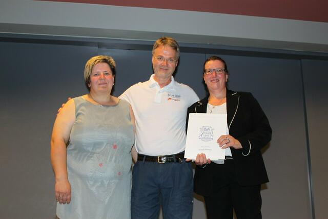 Stadtkapellen-Vizepräsidentin Edeltraud Sailer, Chorleiter Thomas Wirtz und Musikschul-Managerin Karolina Wörle bei der Übergabe der Gastgeschenke (v. l.).