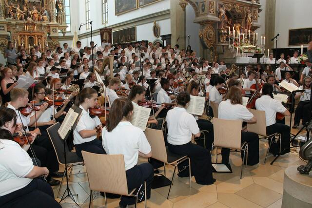 Zusammen mit dem Symphony Orchestra des Camps gestaltete der Chor eine Messe in der Ulrichskirchein Augsburg.