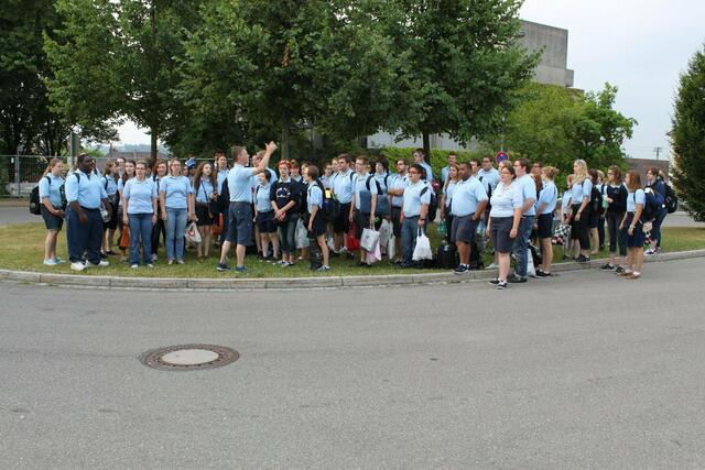 Blaue Shirts und Jeans sind das Erkennungsmerkmal des „International Choir“ aus dem Blue Lake Camp, der in Wertingen zu Gast war und vor der Stadthalle mit einem Segenslied verabschiedet.