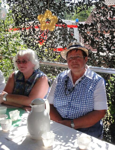 Emmi und Marion warten auf ihren Auftritt