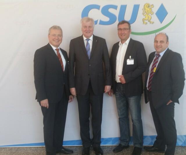 Markus Ferber, Ministerpräsident Horst Seehofer, Gersthofens zweiter Bürgermeister Stefan Buck und Günter Bugar stv. Ortsvorsitzender CSU Gersthofen