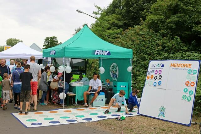 Am RMV-Stand gibt es verschiedene Spiele, und der Besucher bekommt verschiedene BuBa-Artikel: Radiergummi, Bleistift, Schlüsselanhänger, ...