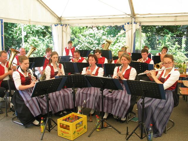 Eine Abordnung der Ellgauer Musikkapelle spielte mit zünftigen Weisen im Festzelt auf.