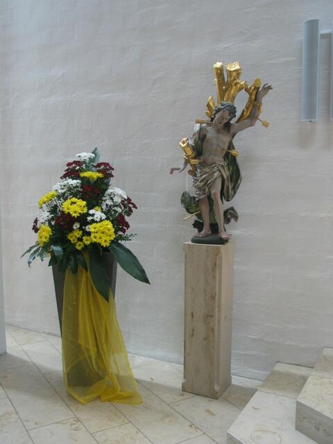 Festlicher Blumenschmuck beim Patrozinium - auch beim hl. Sebastian.