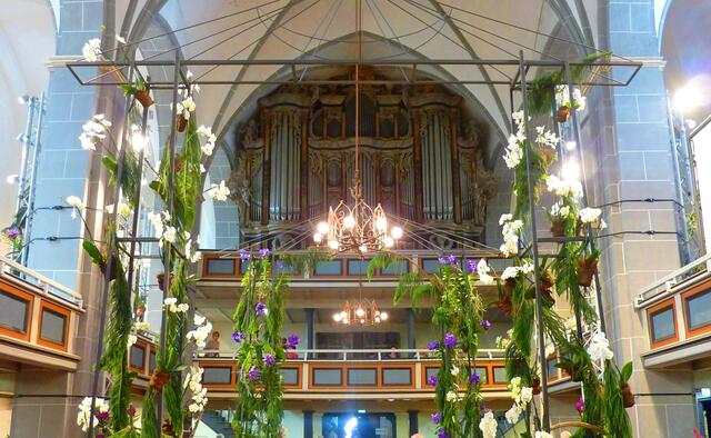 Orgel mit Blütenrahmen