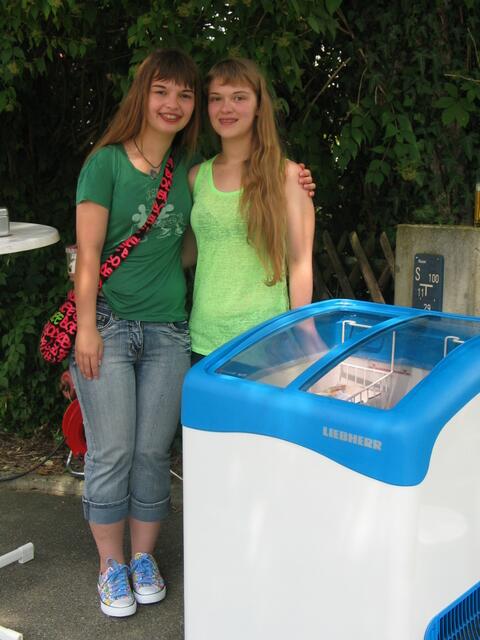 Laura (links) und Barbara boten erfrischendes Eis feil.