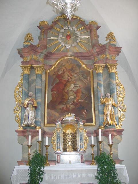 Das Altarbild in der Ellgauer Kapelle zeigt die Aufnahme Bischof Ulrichs in den Himmel.