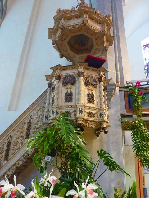 Prächtige Kanzel mit Blumenschmuck