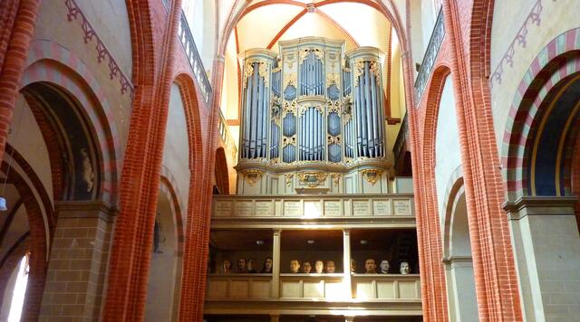 Die Köpfe sind nicht echt, sondern ein Kunstwerk.