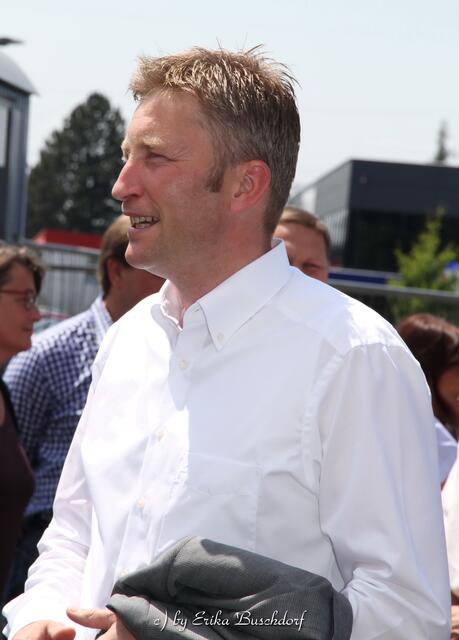 1. Bürgermeister Richard Greiner beim Einzug in das neue Haus