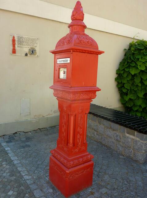 Ein besonderer Feuermelder vor der Kirche