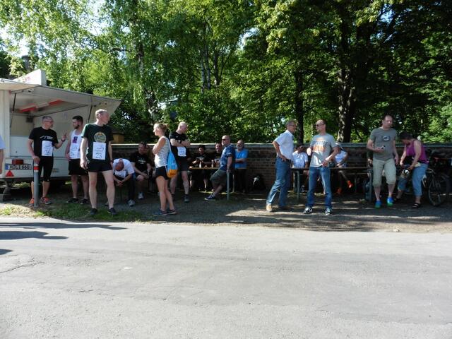 Die nächsten Starter machen sich bereit; viele haben noch etwas Zeit. Alle 2 Minuten wird ein Läufer auf die Strecke geschickt.