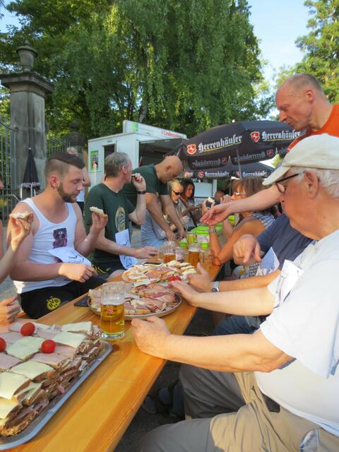 Das Wetter war super! Da schmeckte das Bier und die Brote.