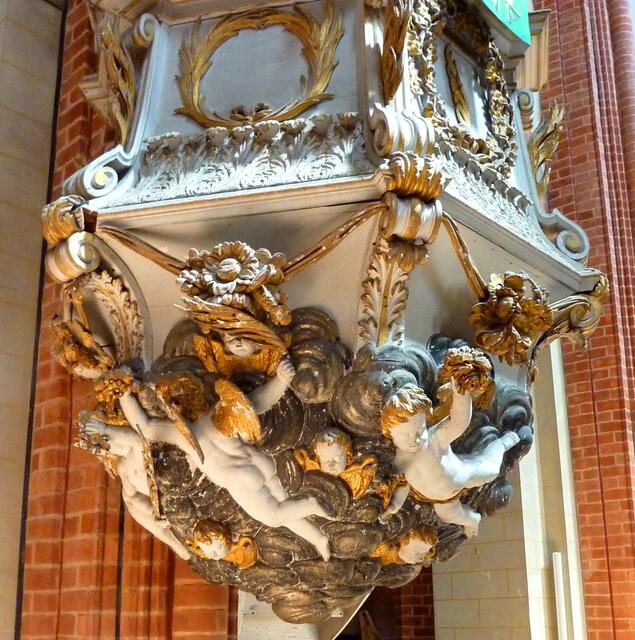 Viele Engel unter der Kanzel