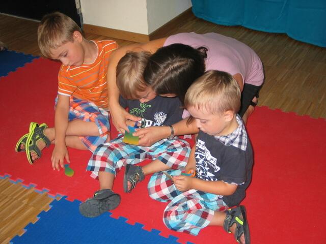 Wenn Mama hilft, dann klappt das Ausschneiden gleich viel besser.