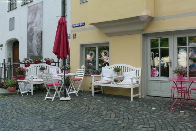 liebevoll gestaltete Sitzgelegenheiten laden zu einem Päuschen ein....