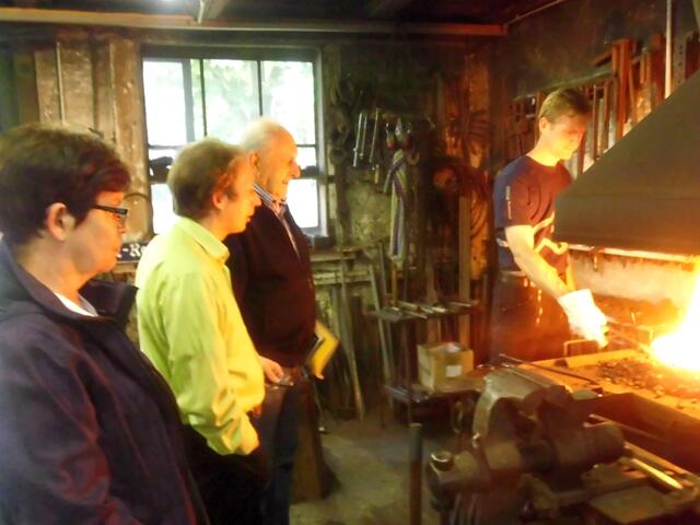 . . . Anette Heinze,li.,  Stefan Horn,2.v.li., Leo Beigel, 2.v.re. und Jan Gerd Rhenius,re., begutachten angespannt das Feuer in der Esse . . .