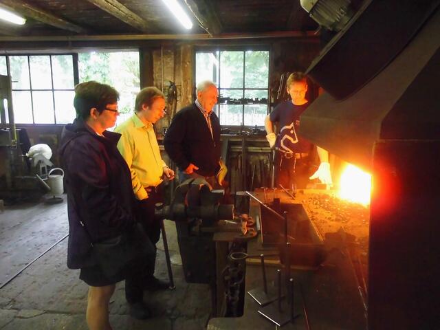 . . . Anette Heinze,li.,  Stefan Horn,2.v.li., Leo Beigel, 2.v.re. und Jan Gerd Rhenius,re., begutachten angespannt das Feuer in der Esse . . .