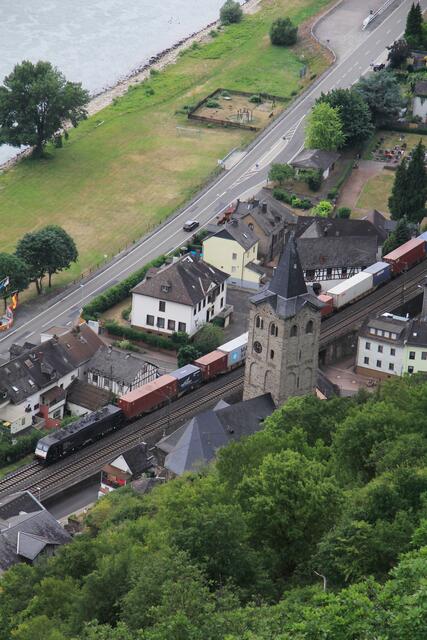 Die kleine Ortschaft Wellmich unterhalb Burg Maus wird von der rechtsrheinischen, viel befahrenen Bahnlinie durchschnitten - mit immenser Lärmbelastung.