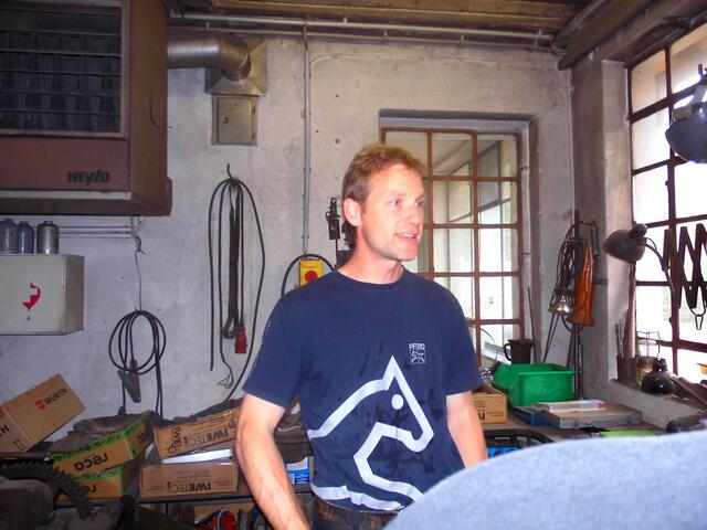 . . . Jan Gerd Rhenius in seiner Werkstatt, ein Kunstschmied aus Brelingen/Wedemark . . .