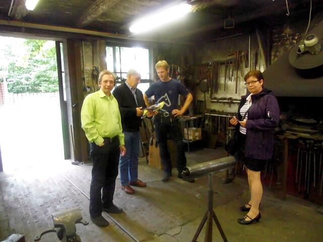 . . . in der Werkstatt von Jan Gerd Rhenius,mi., . . . Stefan Horn,li., Leo Beigel, 2.v.li. und Anette Heinze,re. . . .