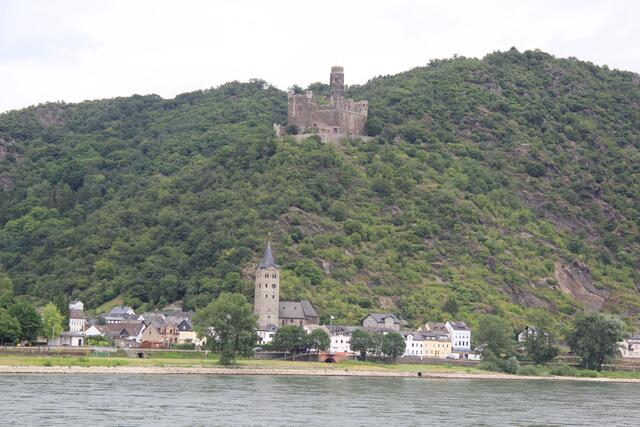 Burg Maus vom linksrheinischen Ufer aus gesehen