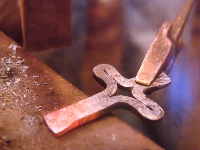 . . . ein fast fertiges, handgeschmiedetes Kreuz . . .