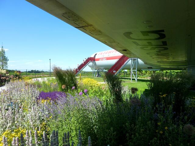 Gartenanlagen und Flugzeug ergänzen sich gut.