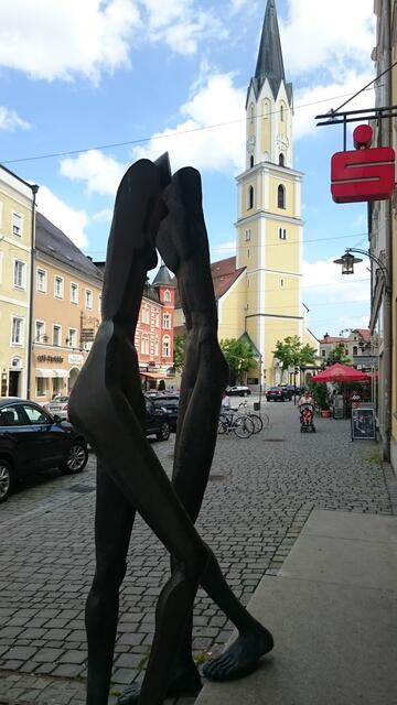 Nackerte vor der Kirche