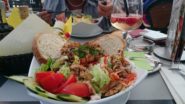 Mein Fitness-salat und Erdbeeren in Prosecco.....lecker
