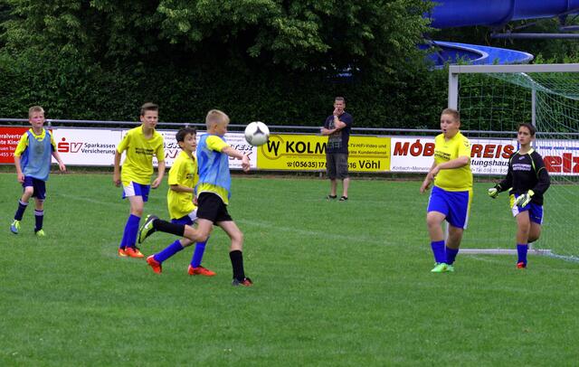 Die JSG Itter/Buchenberg in den blauen Leipchen, das Tor zum 1:0 gegen Blau Gelb Korbach