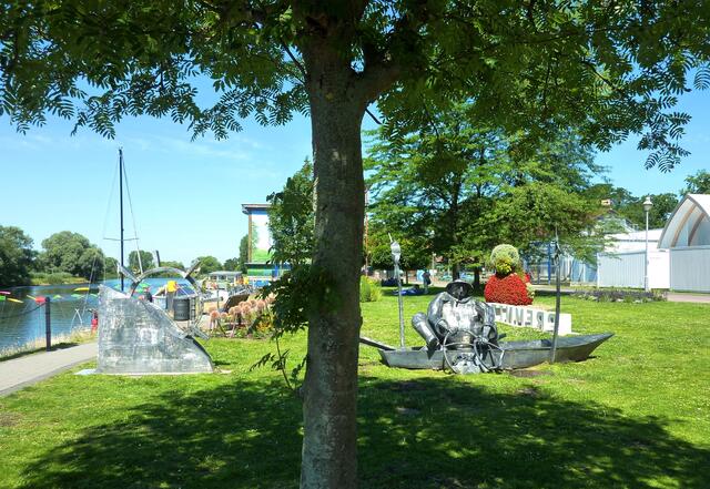 Skulpturen beleben die Anlagen.