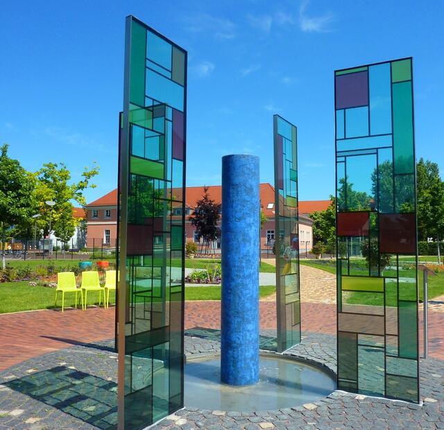 Zart und transparent: Ein Brunnen vor dem Rathaus