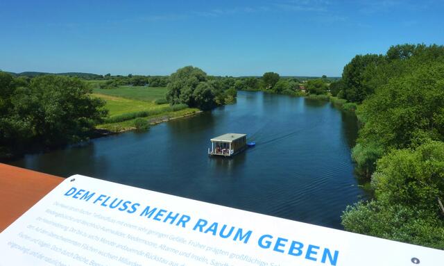 Auf der Aussichtsplattform: Ein typisches Hausboot auf der Havel