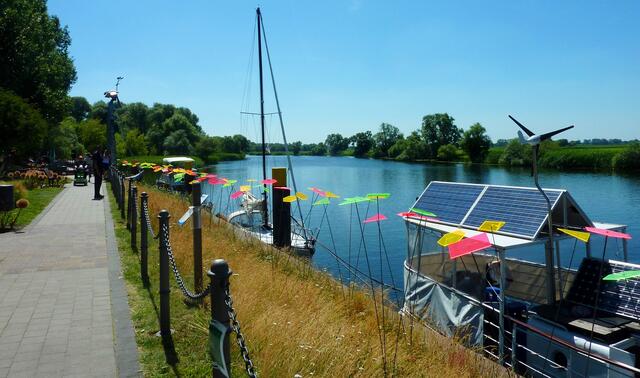 An der Promenade können Boote anlegen.