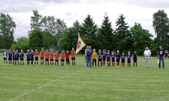 Eröffnungsspiel des 1. Mariencup: JSG Basdorf (orange) gegen SG Eder II (blau)