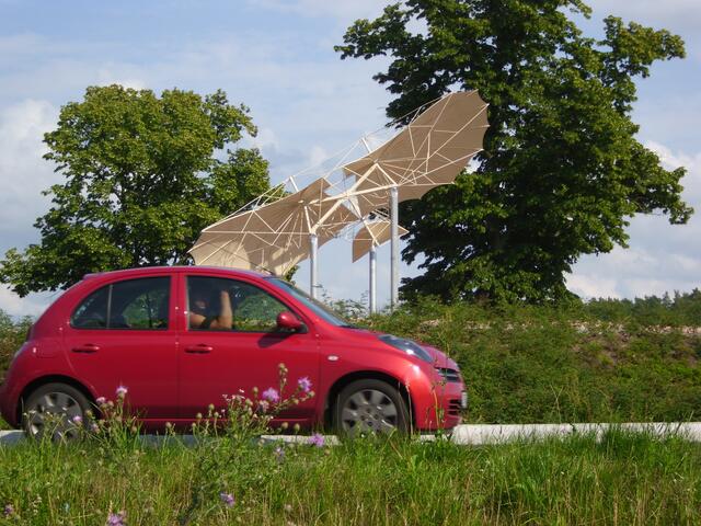 Kreisverkehr zwischen Stölln und Rhinow. Modell des Gleiters, mit dem Lilienthal seine erste Kehre geflogen ist. Baujahr 1894. Spannweite 6,70 m.