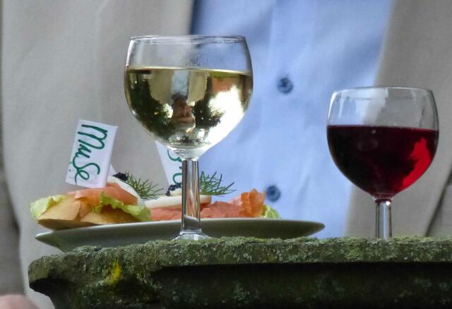 Pause auf einem Grabstein.