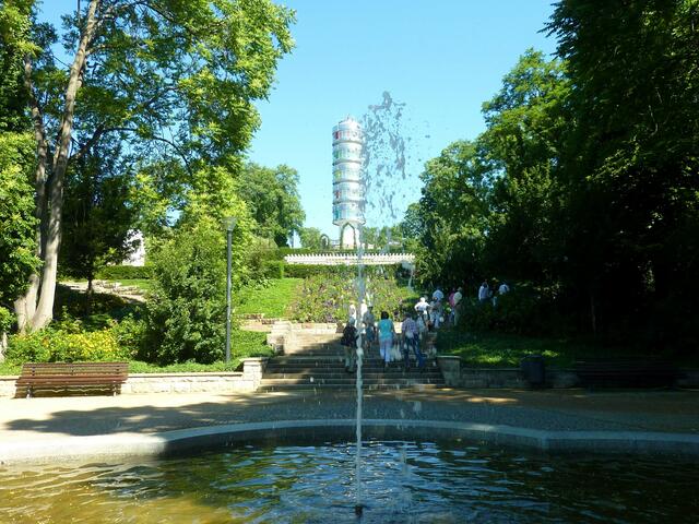 Blick über den Springbrunnen zur Friedenswarte auf dem Marienberg