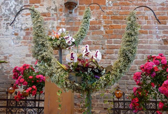 Vor der alten Mauer wirken die Gestecke besonders gut.