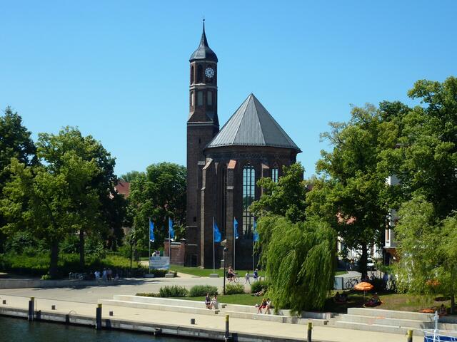 Die Ausstellungskirche vom Rundfahrtschiff aus gesehen