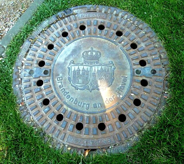 Auf dem Marienberg gibt es sogar den Brandenburger Kanaldeckel.