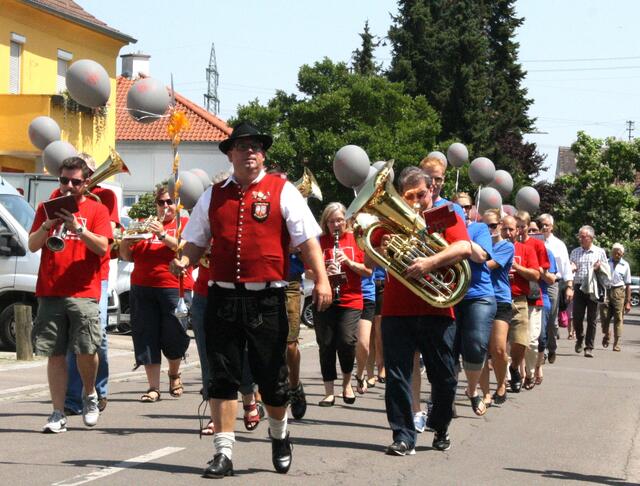 Umzug durch die Dr. Gerlich-Straße Richtung Daimlerstraße.