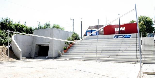 Außengelände mit Arenastufen.